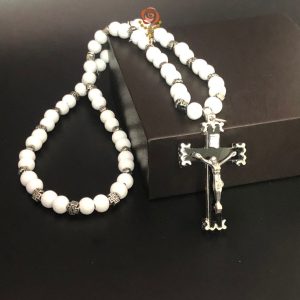 Vòng Đeo Cổ Thánh Giá Màu Trắng. Gỗ Tự Nhiên Từng Hạt Xen bởi Thánh Giá. DC4189.