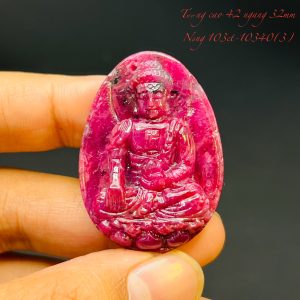 Tượng Phật A Di Đà Tạc Đá Ruby Thiên Nhiên. Tượng cao 42mm ngang 32mm nặng 103carat #10340