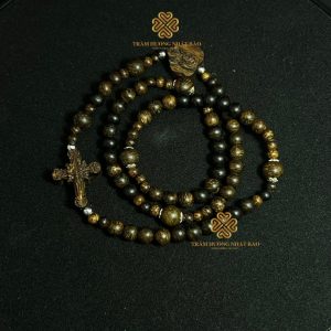 Alternative view of Vòng Tay Mân Côi 50 Hạt Trầm Hương Rừng. Quấn 3 Vòng Tay có Thánh Giá và Trái Tim Đức Mẹ. Khắc Tên Theo Yêu Cầu