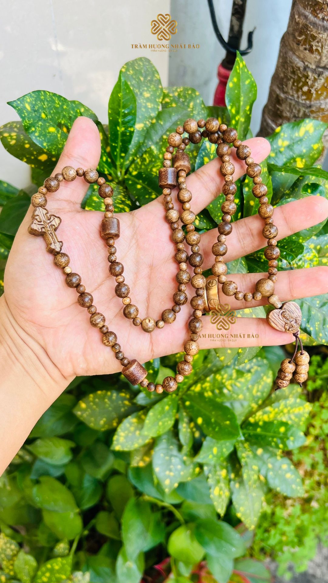Tràng Hạt Mân Côi 50 Hạt Trầm Hương Có Thể Quấn Tay. Xen Kẽ Giữa 10 Hạt là Hạt Lu. Có Thánh Giá và Trái Tim Đức Mẹ. - Ảnh 3
