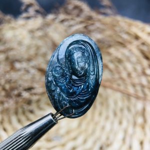 Alternative view of Tượng Đức Mẹ Tạc Đá Sapphire Thiên Nhiên. Tượng cao 31mm ngang 21mm nặng 39carat #3970