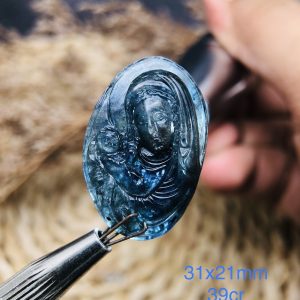 Tượng Đức Mẹ Tạc Đá Sapphire Thiên Nhiên. Tượng cao 31mm ngang 21mm nặng 39carat #3970