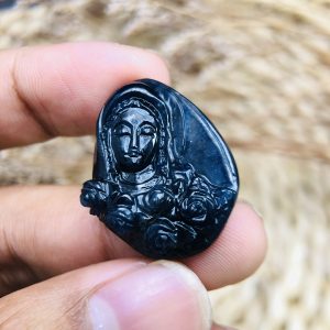 Alternative view of Tượng Đức Mẹ Tạc Đá Sapphire Thiên Nhiên. Tượng cao 29mm ngang 23mm nặng 46carat #4670