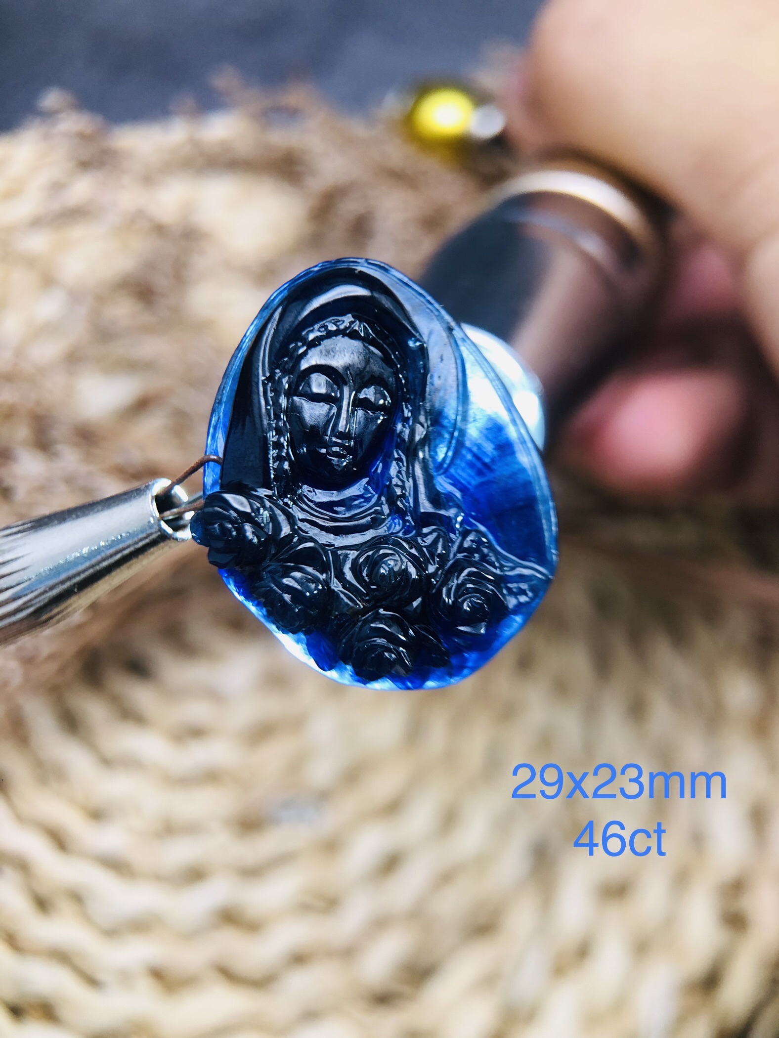 Tượng Đức Mẹ Tạc Đá Sapphire Thiên Nhiên. Tượng cao 29mm ngang 23mm nặng 46carat #4670