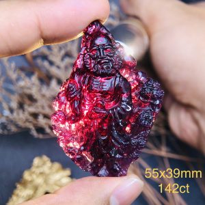 Tượng Đạt Ma Tạc Đá Garnet Thiên Nhiên. Tượng cao 55mm ngang 39mm nặng 142carat #14230